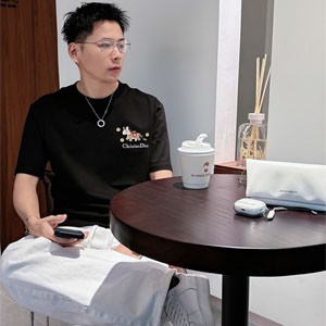 ディオール T シャツ ポニー刺繍 黒 着用イメージ