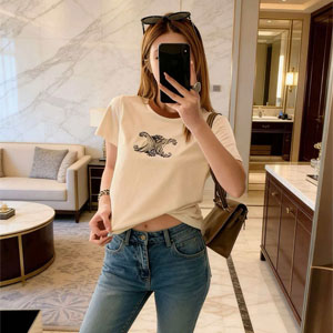 セリーヌ T シャツ バロックトリオンフ ベージュ 着用イメージ